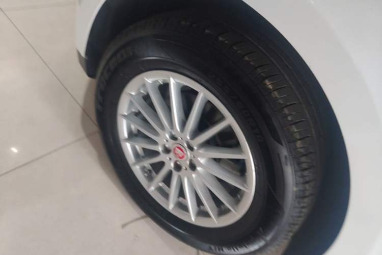 Used Jaguar F-PACE 2018 2.0T Two-Wheel Drive Urban Deluxe Edition Left Front Wheel Hub