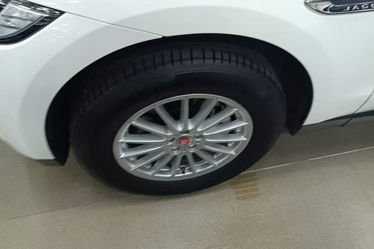 Used Jaguar F-PACE 2018 2.0T Four-Wheel Drive Urban Luxury Edition Left Front Wheel Hub