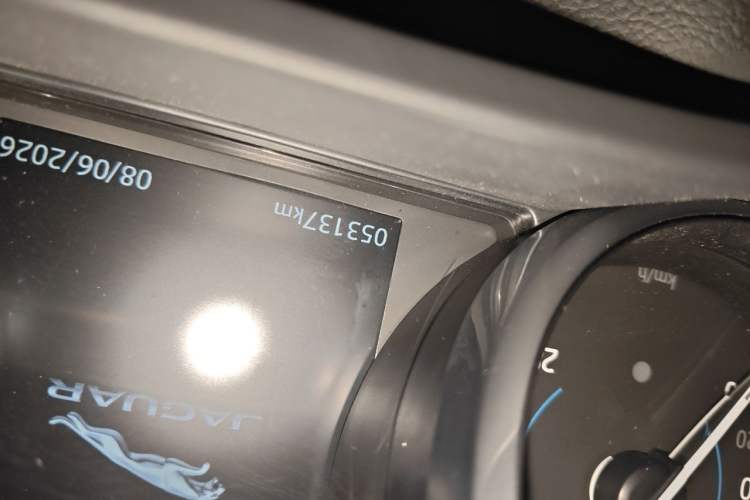 Used Jaguar F-PACE 2018 2.0T Four-Wheel Drive Urban Luxury Edition Odometer Close Up