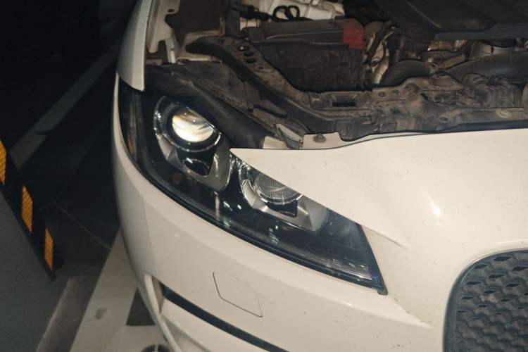 Used Jaguar F-PACE 2018 2.0T Two-Wheel Drive Urban Deluxe Edition Right Front Headlight
