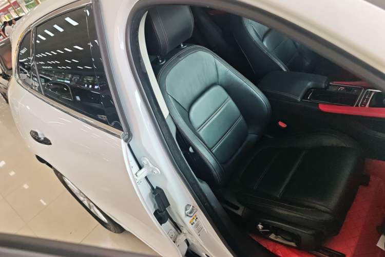 Used Jaguar F-PACE 2018 2.0T Two-Wheel Drive Urban Deluxe Edition Right Front Seat