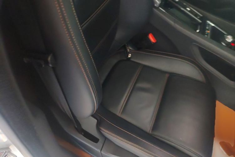 Used Jaguar F-PACE 2018 2.0T Two-Wheel Drive Urban Deluxe Edition Right Front Seat