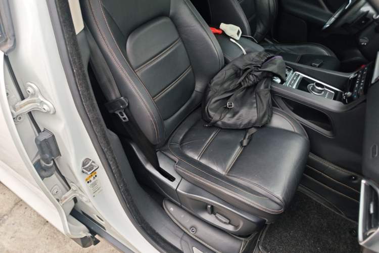 Used Jaguar F-PACE 2018 2.0T Two-Wheel Drive Urban Deluxe Edition Right Front Seat