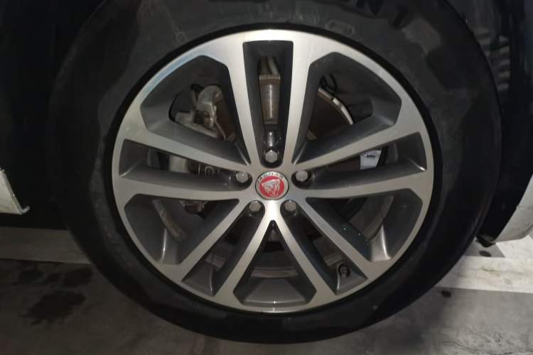 Used Jaguar F-PACE 2018 2.0T All-Wheel Drive R-Sport Sport Edition Right Front Wheel Hub
