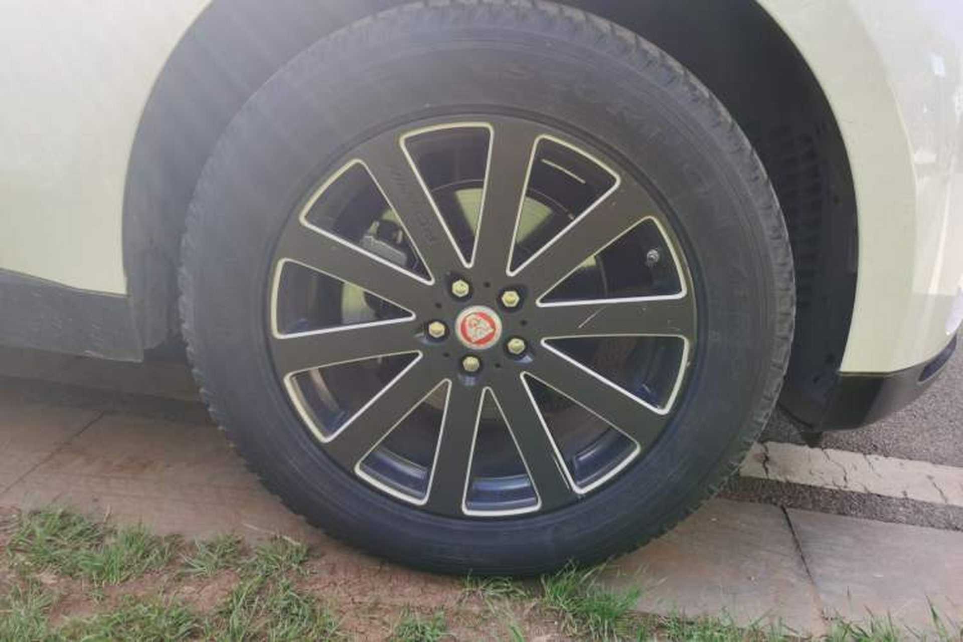 Used Jaguar F-PACE 2018 2.0T Two-Wheel Drive Urban Deluxe Edition Right Front Wheel Hub