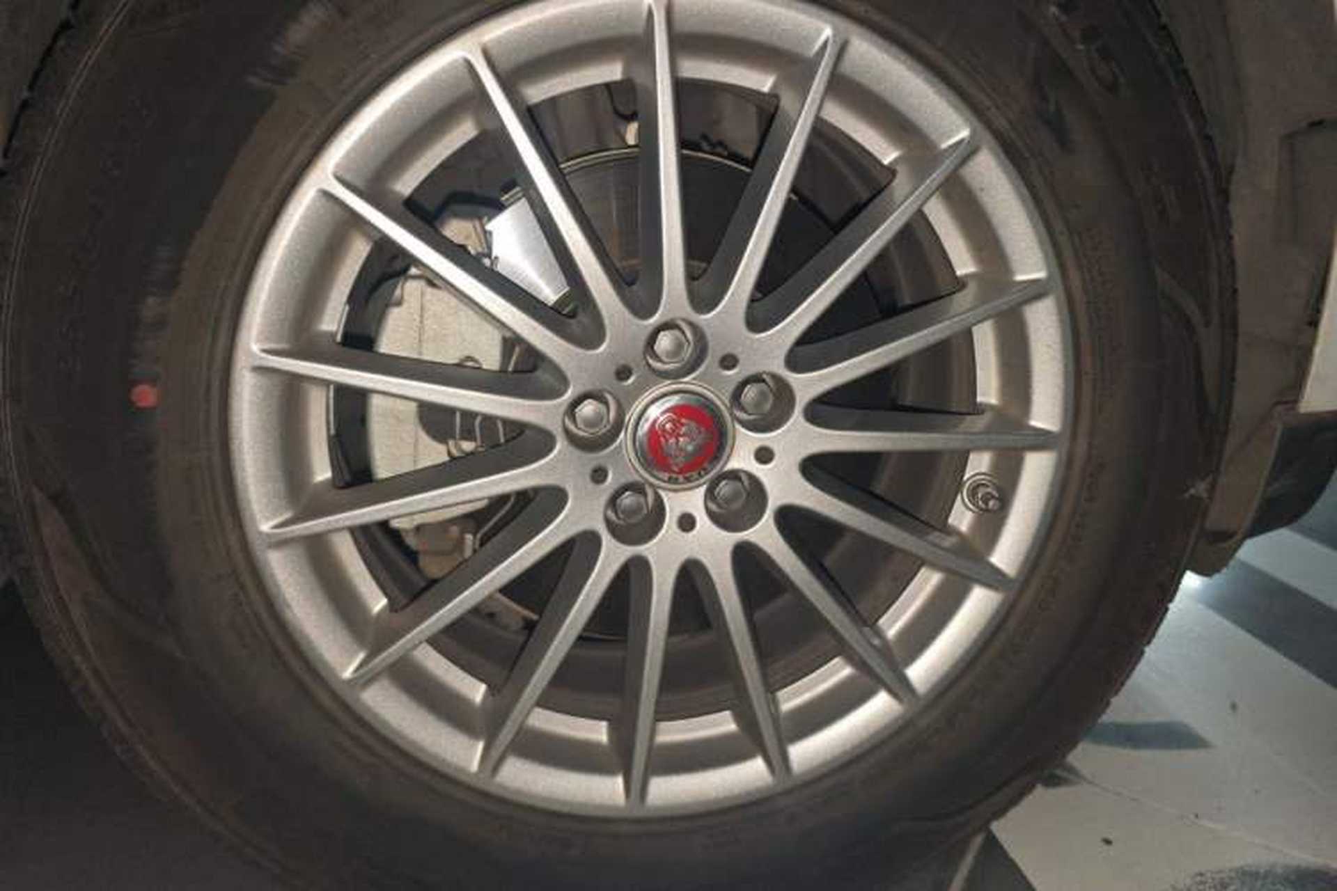 Used Jaguar F-PACE 2018 2.0T Two-Wheel Drive Urban Deluxe Edition Right Front Wheel Hub