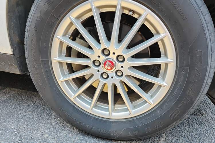 Used Jaguar F-PACE 2018 2.0T Two-Wheel Drive Urban Deluxe Edition Right Front Wheel Hub