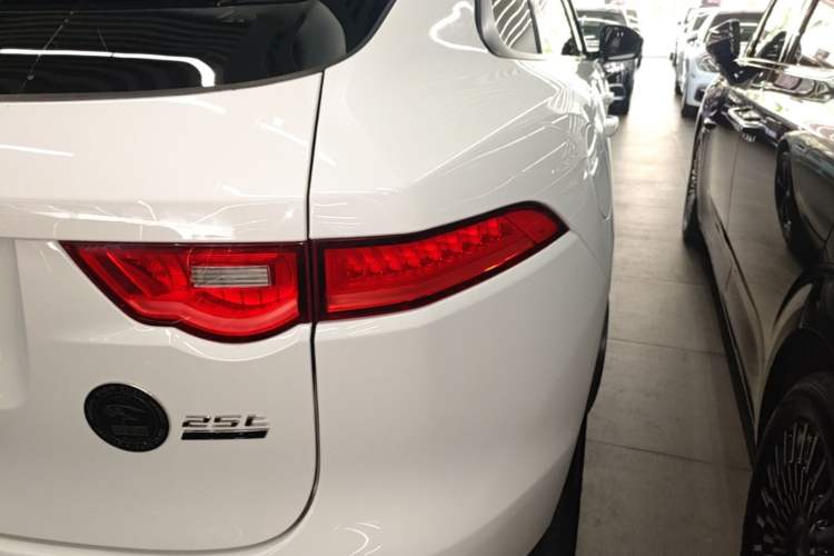 Used Jaguar F-PACE 2018 2.0T Four-Wheel Drive Urban Luxury Edition Right Rear Taillight