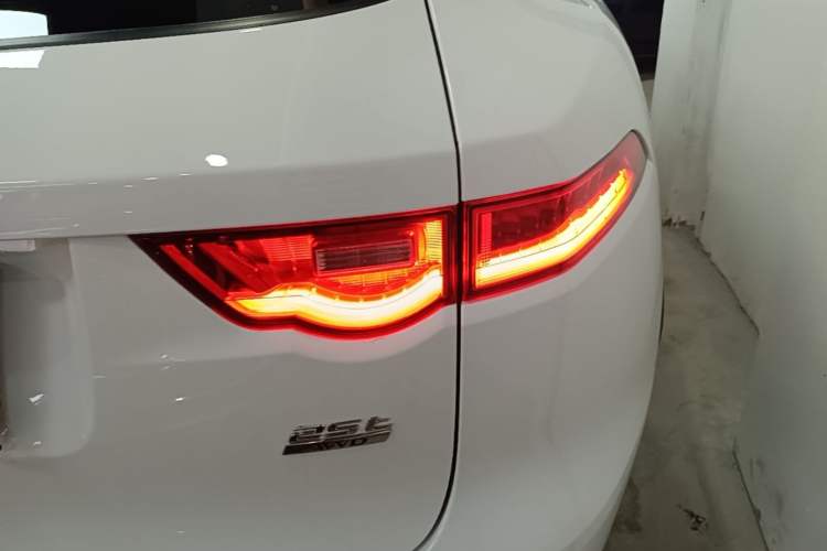 Used Jaguar F-PACE 2018 2.0T Four-Wheel Drive Urban Luxury Edition Right Rear Taillight