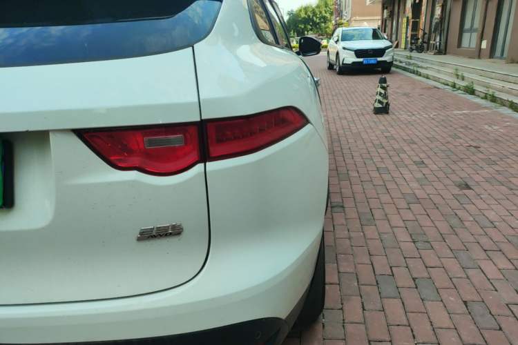 Used Jaguar F-PACE 2018 2.0T Four-Wheel Drive Urban Luxury Edition Right Rear Taillight