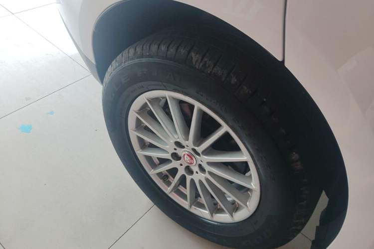 Used Jaguar F-PACE 2018 2.0T Two-Wheel Drive Urban Deluxe Edition Right Rear Wheel Hub