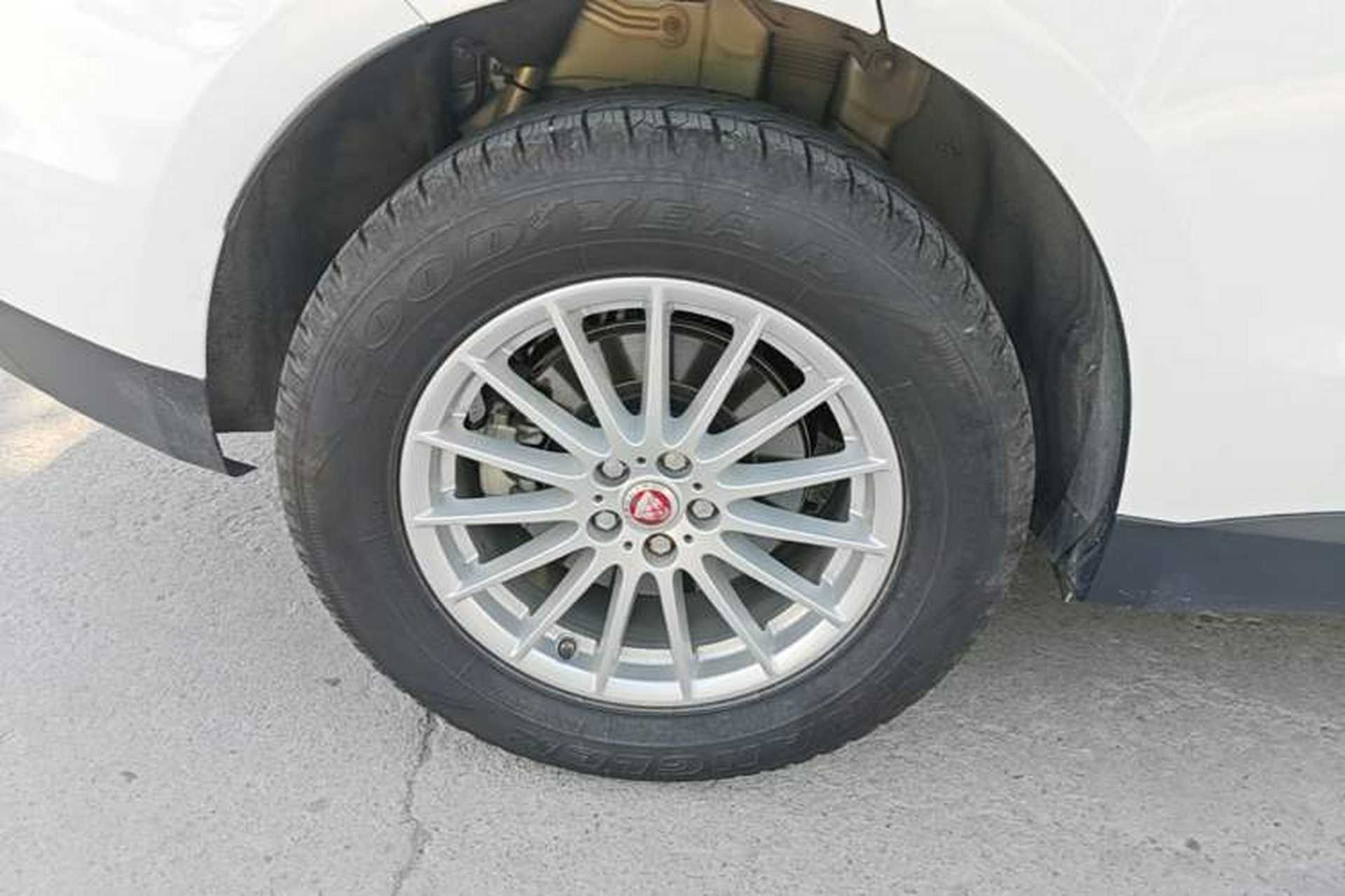 Used Jaguar F-PACE 2018 2.0T Four-Wheel Drive Urban Luxury Edition Right Rear Wheel Hub