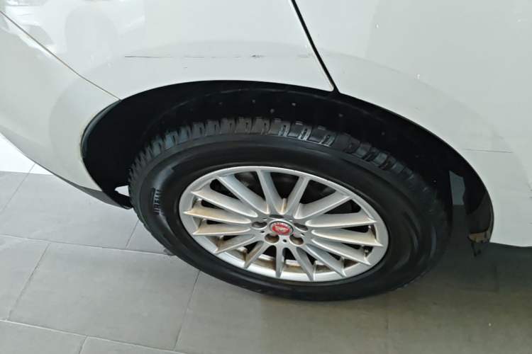Used Jaguar F-PACE 2018 2.0T Four-Wheel Drive Urban Luxury Edition Right Rear Wheel Hub