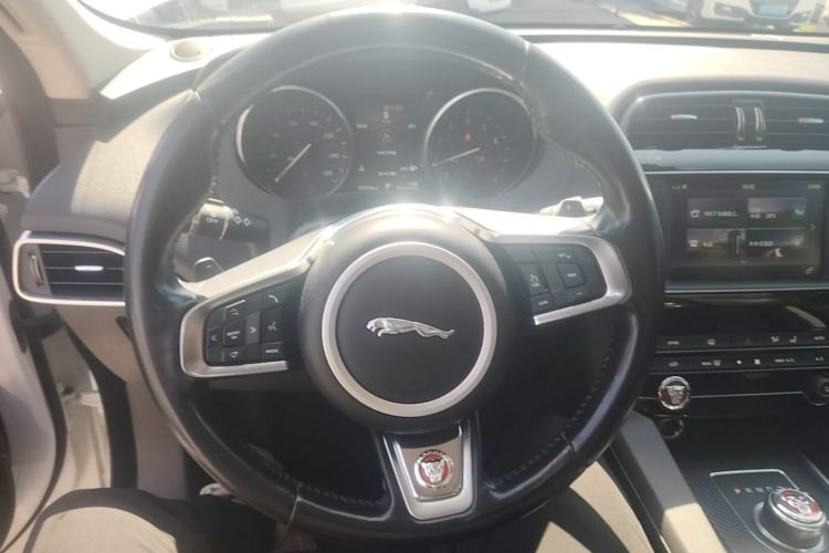 Used Jaguar F-PACE 2018 2.0T Four-Wheel Drive Urban Luxury Edition Steering Wheel