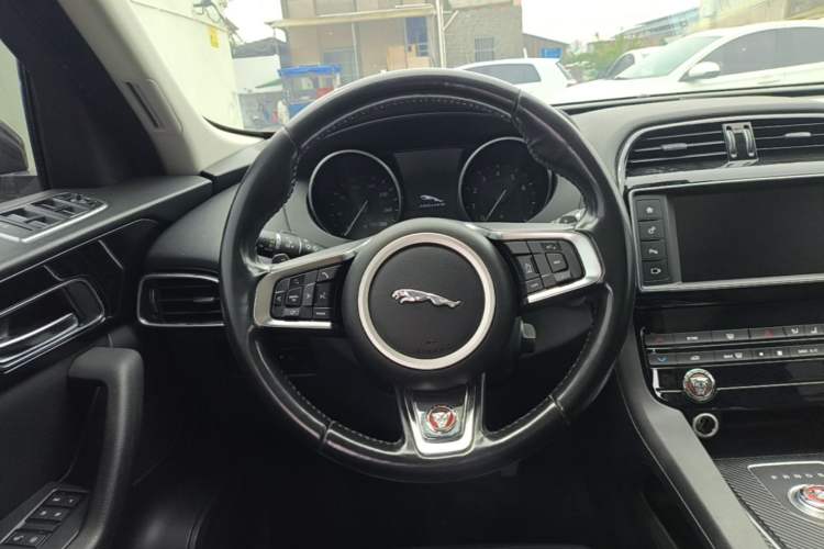 Used Jaguar F-PACE 2018 2.0T Four-Wheel Drive Urban Luxury Edition Steering Wheel