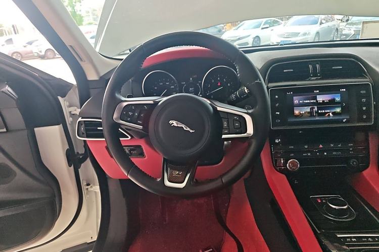 Used Jaguar F-PACE 2018 2.0T Two-Wheel Drive Urban Deluxe Edition Steering Wheel