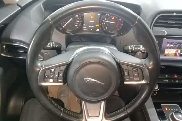 Used Jaguar F-PACE 2018 2.0T Four-Wheel Drive Urban Luxury Edition Steering Wheel