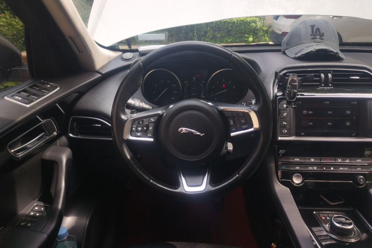Used Jaguar F-PACE 2018 2.0T Four-Wheel Drive Urban Luxury Edition Steering Wheel