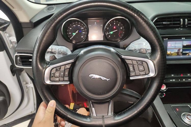 Used Jaguar F-PACE 2018 2.0T Two-Wheel Drive Urban Deluxe Edition Steering Wheel