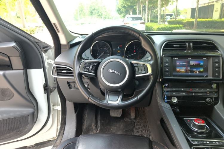Used Jaguar F-PACE 2018 2.0T Four-Wheel Drive Urban Luxury Edition Steering Wheel