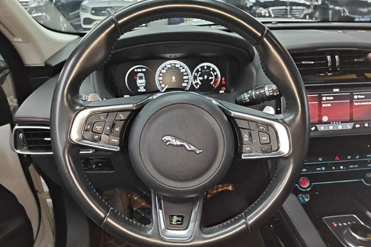 Used Jaguar F-PACE 2018 2.0T All-Wheel Drive R-Sport Sport Edition Steering Wheel