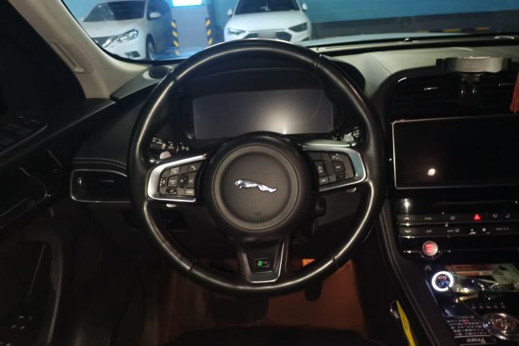 Used Jaguar F-PACE 2018 2.0T All-Wheel Drive R-Sport Sport Edition Steering Wheel