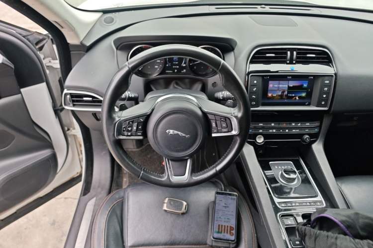 Used Jaguar F-PACE 2018 2.0T Two-Wheel Drive Urban Deluxe Edition Steering Wheel