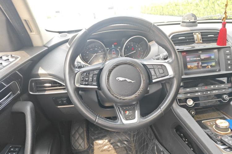 Used Jaguar F-PACE 2018 2.0T Two-Wheel Drive Urban Deluxe Edition Steering Wheel