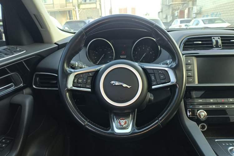 Used Jaguar F-PACE 2018 2.0T Four-Wheel Drive Urban Luxury Edition Steering Wheel