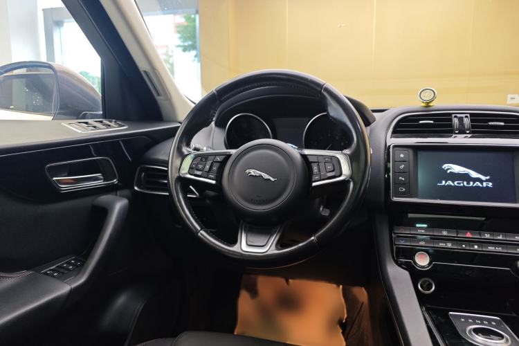 Used Jaguar F-PACE 2018 2.0T Four-Wheel Drive Urban Luxury Edition Steering Wheel