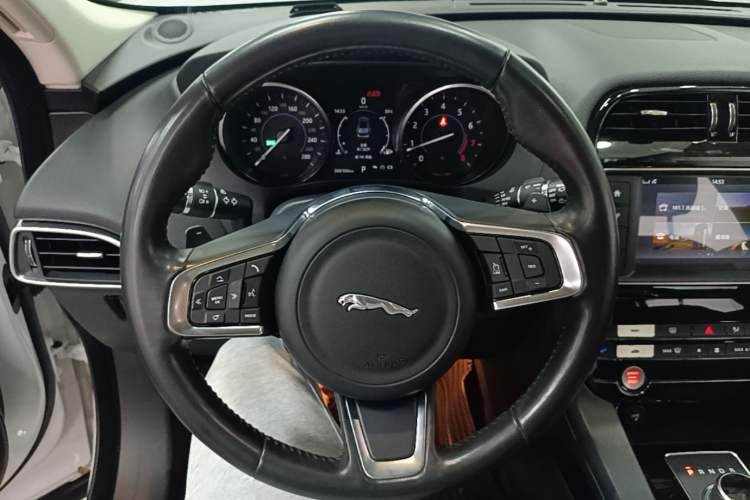 Used Jaguar F-PACE 2018 2.0T Four-Wheel Drive Urban Luxury Edition Steering Wheel