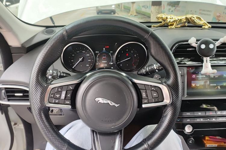 Used Jaguar F-PACE 2018 2.0T Two-Wheel Drive Urban Deluxe Edition Steering Wheel