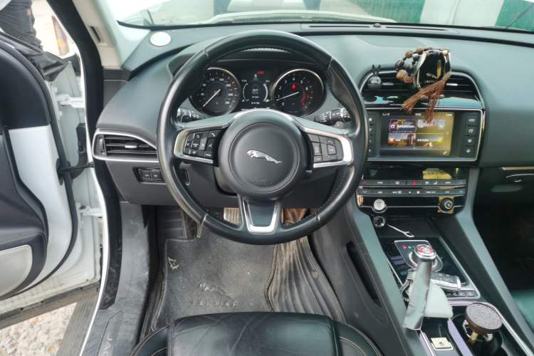 Used Jaguar F-PACE 2018 2.0T Four-Wheel Drive Urban Luxury Edition Steering Wheel
