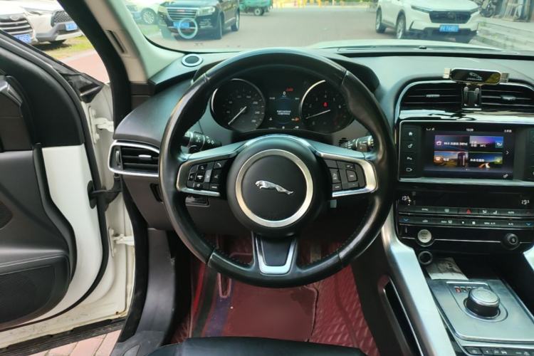 Used Jaguar F-PACE 2018 2.0T Four-Wheel Drive Urban Luxury Edition Steering Wheel