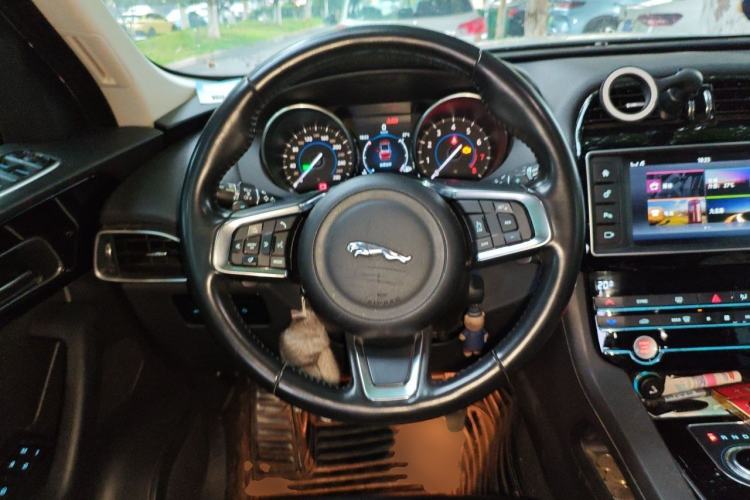 Used Jaguar F-PACE 2018 2.0T Four-Wheel Drive Urban Luxury Edition Steering Wheel