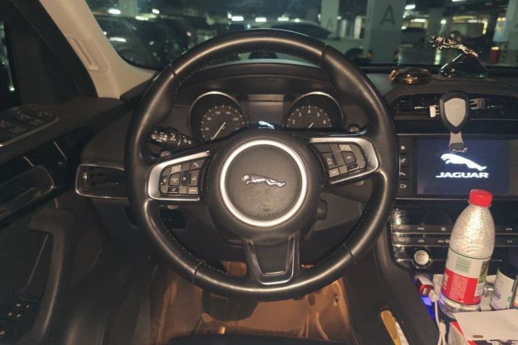 Used Jaguar F-PACE 2018 2.0T Two-Wheel Drive Urban Deluxe Edition Steering Wheel