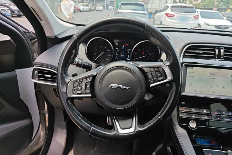 Used Jaguar F-PACE 2018 2.0T Two-Wheel Drive Urban Deluxe Edition Steering Wheel