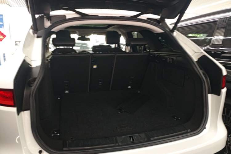 Used Jaguar F-PACE 2018 2.0T Four-Wheel Drive Urban Luxury Edition Trunk