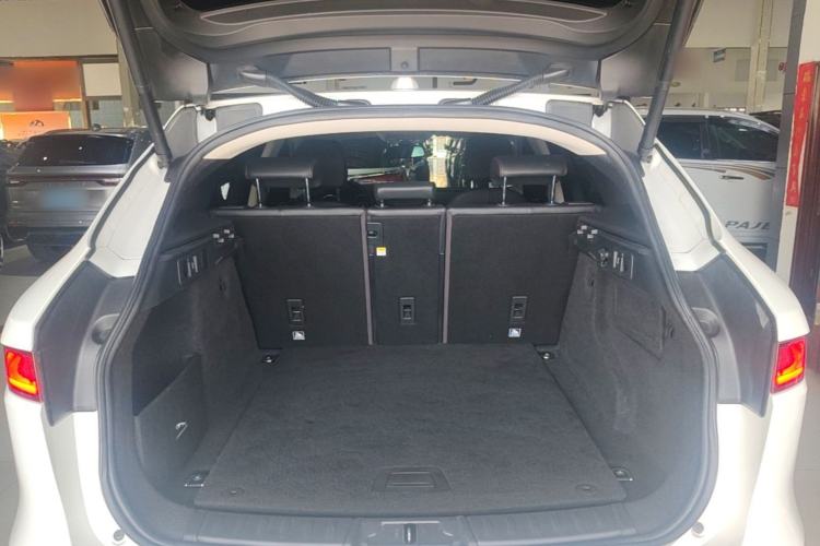 Used Jaguar F-PACE 2018 2.0T Two-Wheel Drive Urban Deluxe Edition Trunk