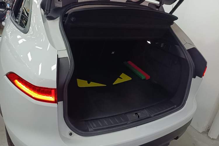 Used Jaguar F-PACE 2018 2.0T Four-Wheel Drive Urban Luxury Edition Trunk