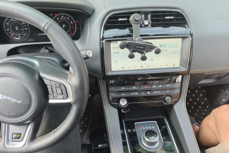 Used Jaguar F-PACE 2019 2.0T All-Wheel Drive R-Sport Sport Edition Audio And AC Panel