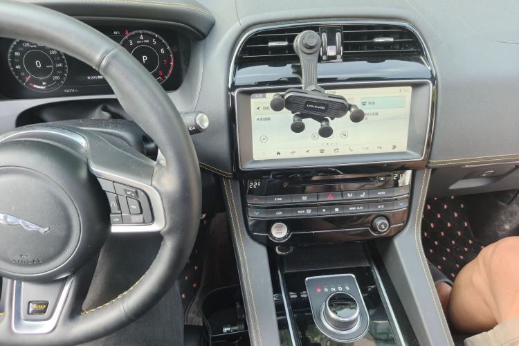 Used Jaguar F-PACE 2019 2.0T All-Wheel Drive R-Sport Sport Edition Audio And AC Panel