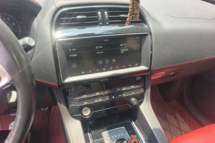 Used Jaguar F-PACE 2019 2.0T Four-Wheel Drive Urban Luxury Edition Audio And AC Panel