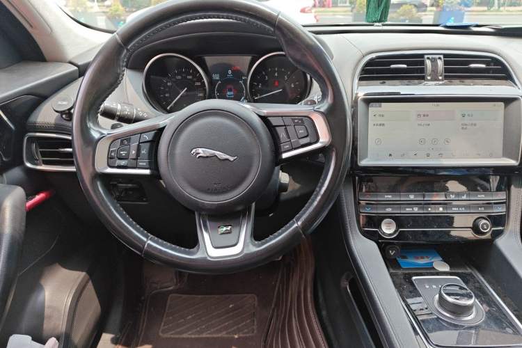 Used Jaguar F-PACE 2019 2.0T Four-Wheel Drive Urban Luxury Edition Center Console
