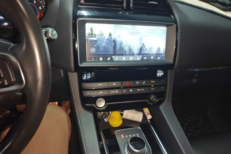 Used Jaguar F-PACE 2019 2.0T Four-Wheel Drive Urban Luxury Edition Audio And AC Panel