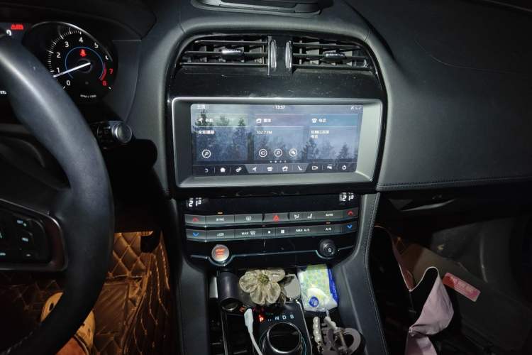 Used Jaguar F-PACE 2019 2.0T Four-Wheel Drive Urban Luxury Edition Audio And AC Panel