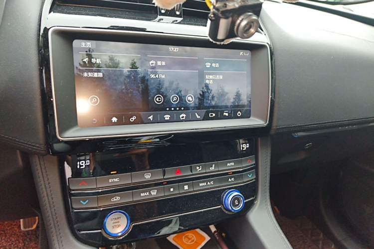 Used Jaguar F-PACE 2019 2.0T Four-Wheel Drive Urban Luxury Edition Audio And AC Panel