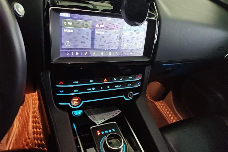 Used Jaguar F-PACE 2019 2.0T Four-Wheel Drive Urban Luxury Edition Audio And AC Panel