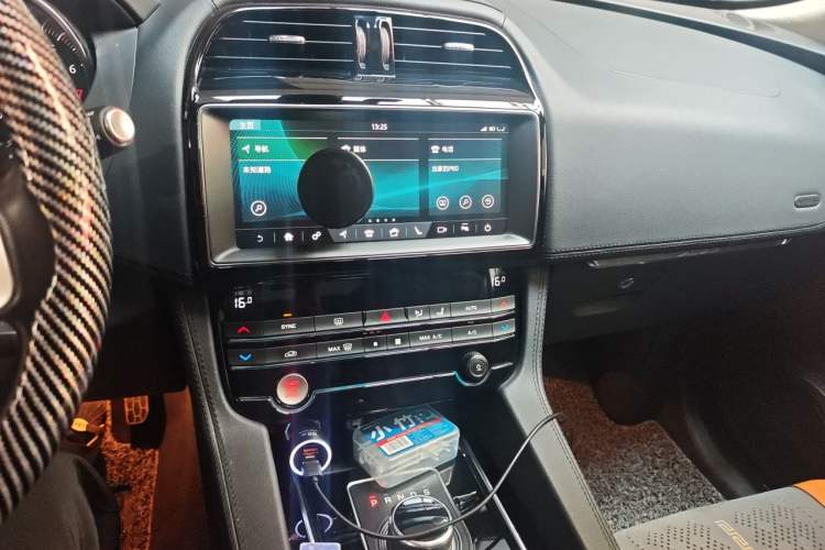 Used Jaguar F-PACE 2019 2.0T Four-Wheel Drive Urban Luxury Edition Audio And AC Panel