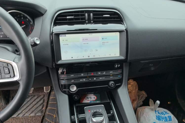 Used Jaguar F-PACE 2019 2.0T Two-Wheel Drive Urban Deluxe Edition Audio And AC Panel